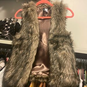 Divided H&M fake fur vest